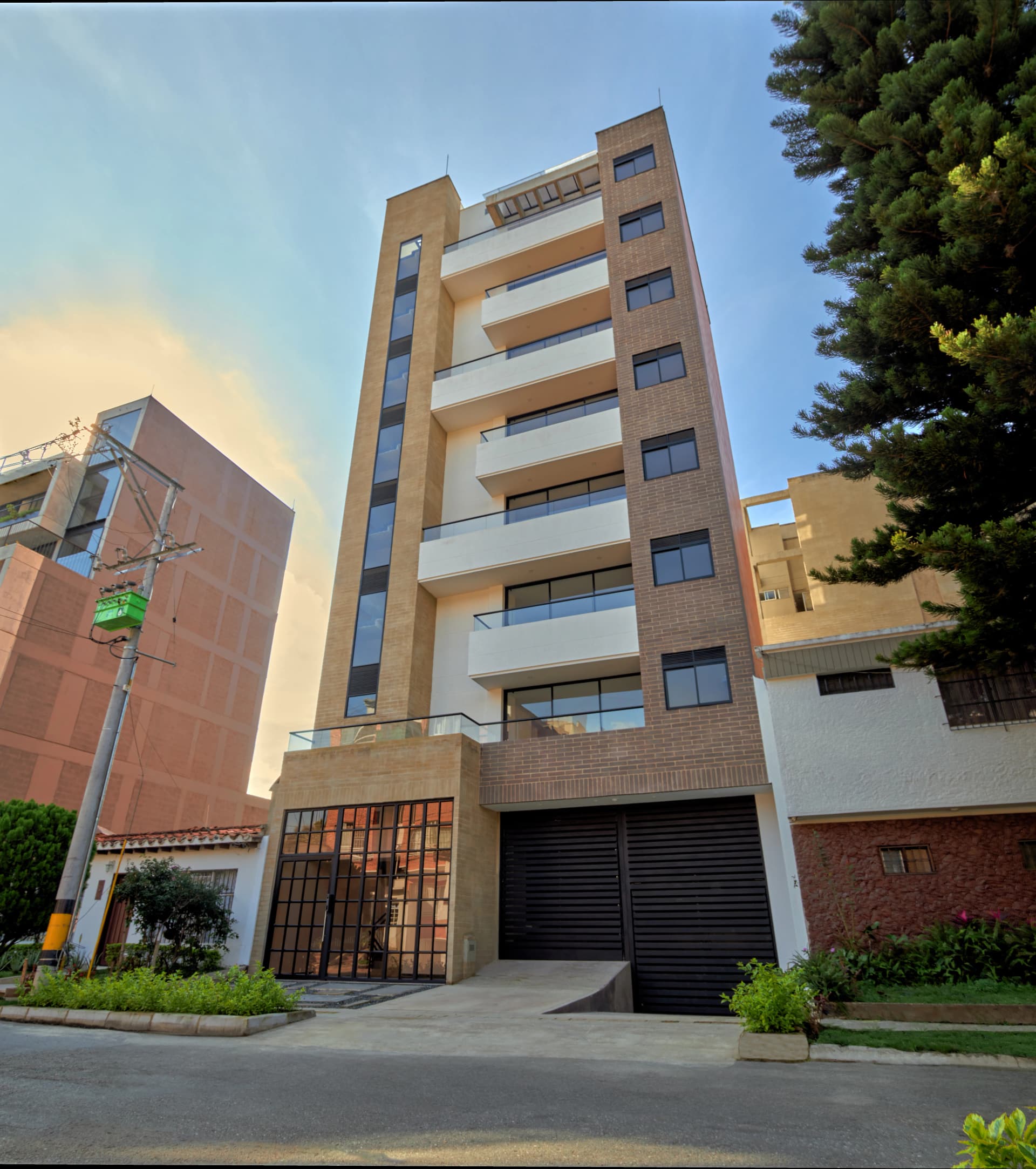Vista del edificio Libu 2 en Medellín y área social de los apartamentos